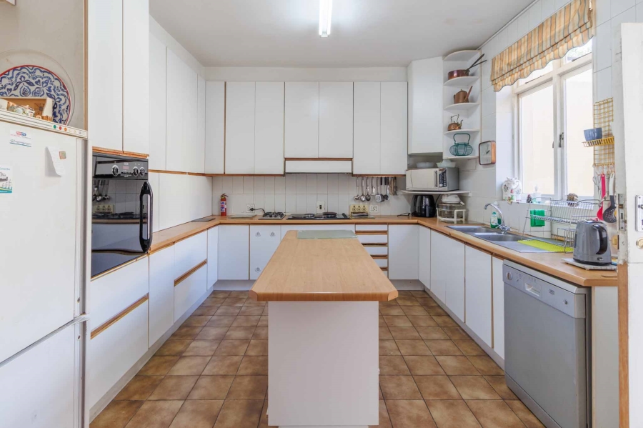 6 Bedroom Property for Sale in Fresnaye Western Cape